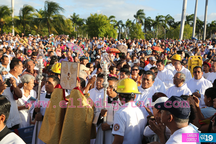 Un mar de católicos participan en primera misa del 2016