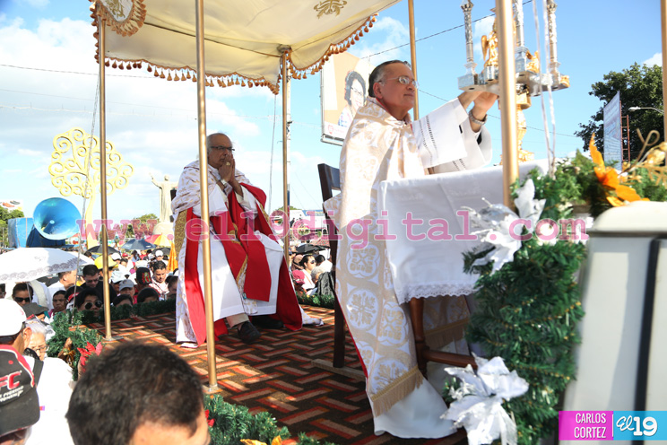 Un mar de católicos participan en primera misa del 2016