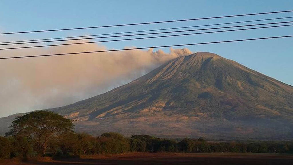 Volcán Chaparrastique despierta a salvadoreños con gases y cenizas