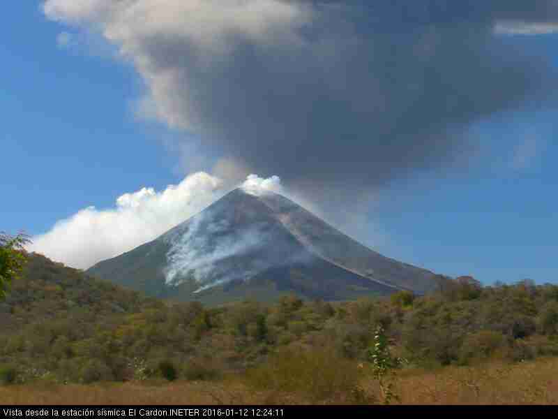 Volcán Momotombo registra intensa expulsión de gases y cenizas