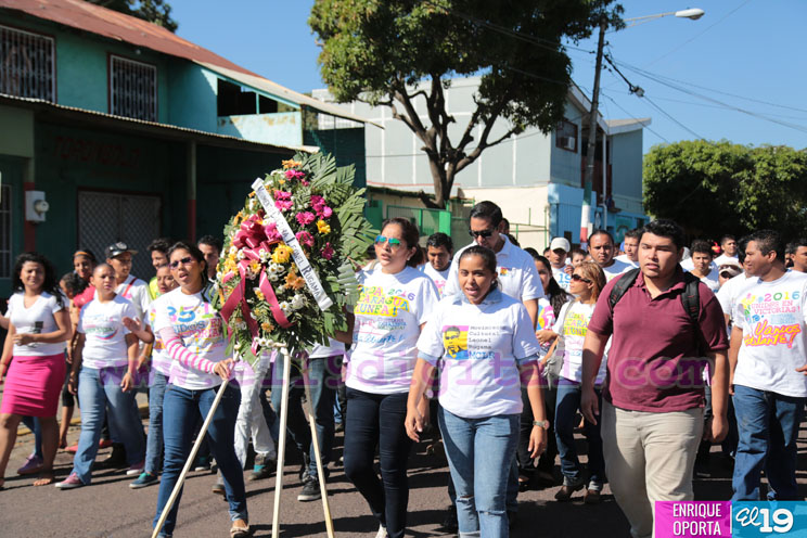 Juventud Sandinista entrega ofrenda floral en monumento a Leonel Rugama