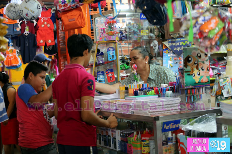 Padres de familia alistan a sus hijos para el regreso a clases