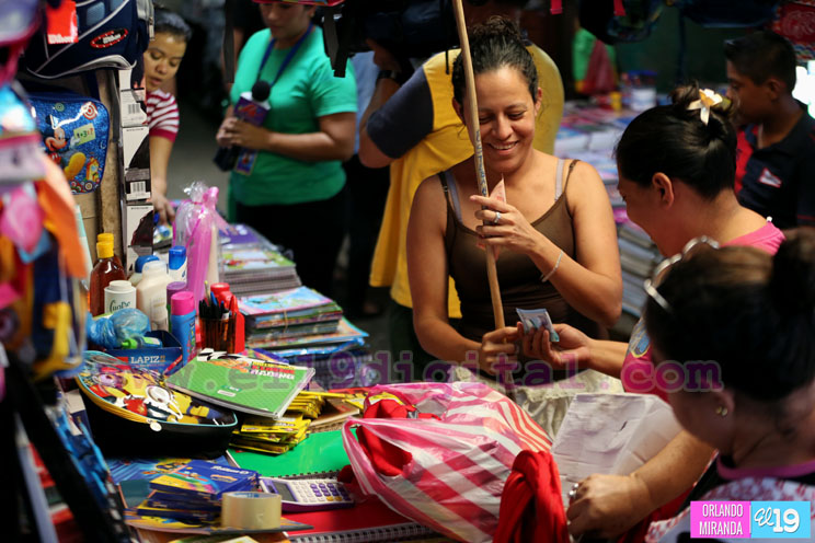 Padres de familia alistan a sus hijos para el regreso a clases