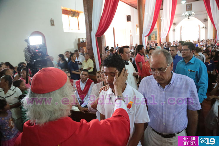 Cardenal Brenes confirma a 200 niños y jóvenes de Tipitapa