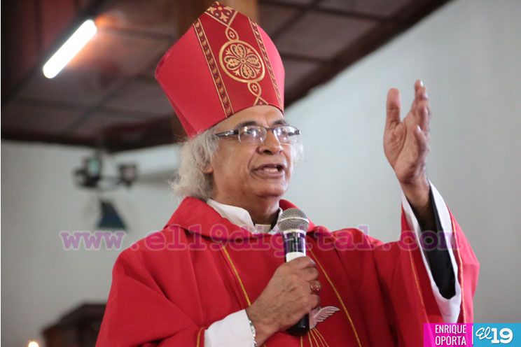 Cardenal Brenes confirma a 200 niños y jóvenes de Tipitapa