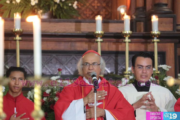 Cardenal Brenes confirma a 200 niños y jóvenes de Tipitapa