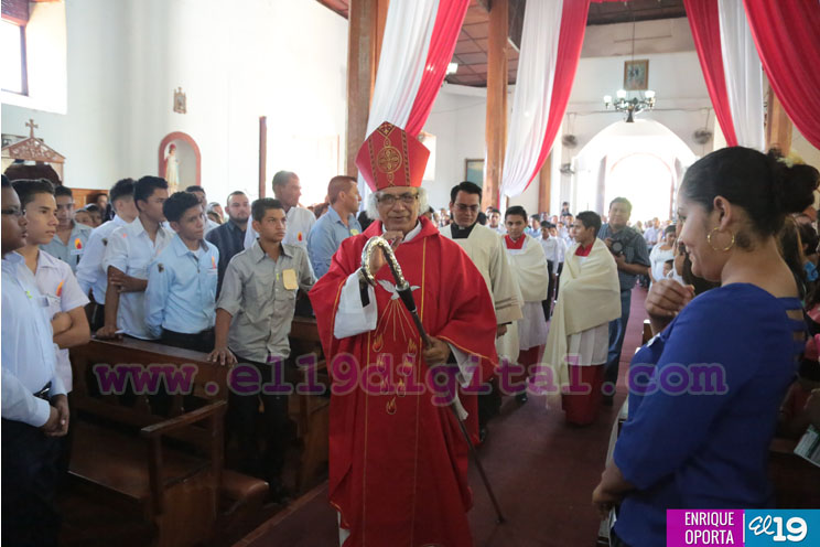 Cardenal Brenes confirma a 200 niños y jóvenes de Tipitapa