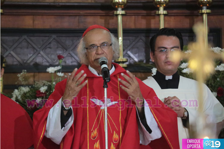 Cardenal Brenes confirma a 200 niños y jóvenes de Tipitapa