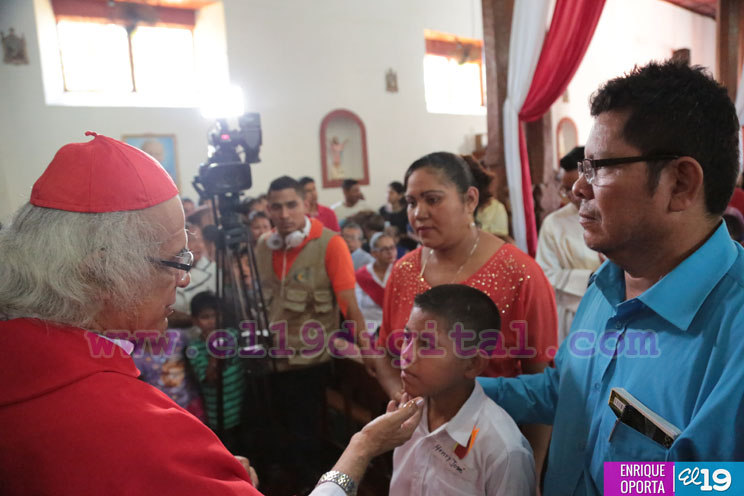 Cardenal Brenes confirma a 200 niños y jóvenes de Tipitapa