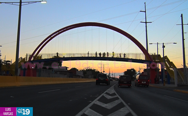 Capitalinos estrenan puente peatonal aéreo en Paso a Desnivel ‘Barricada de la Esperanza’