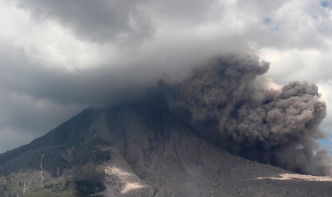Un volcán en erupción en Indonesia obliga a evacuar a 1.200 personas