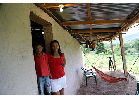 Familias de La Montañita celebran electrificación rural en Estelí