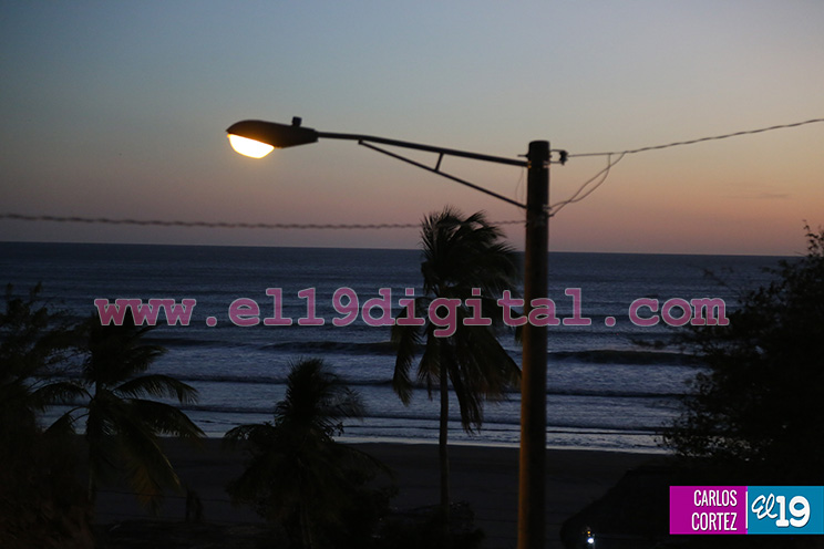 Balneario de Pochomil luce más seguro y atractivo con nuevas luminarias