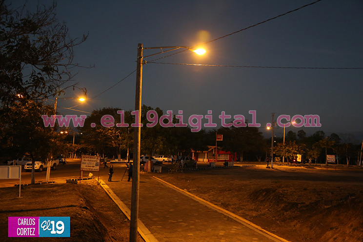 Balneario de Pochomil luce más seguro y atractivo con nuevas luminarias