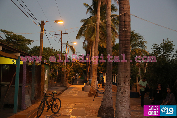 Balneario de Pochomil luce más seguro y atractivo con nuevas luminarias