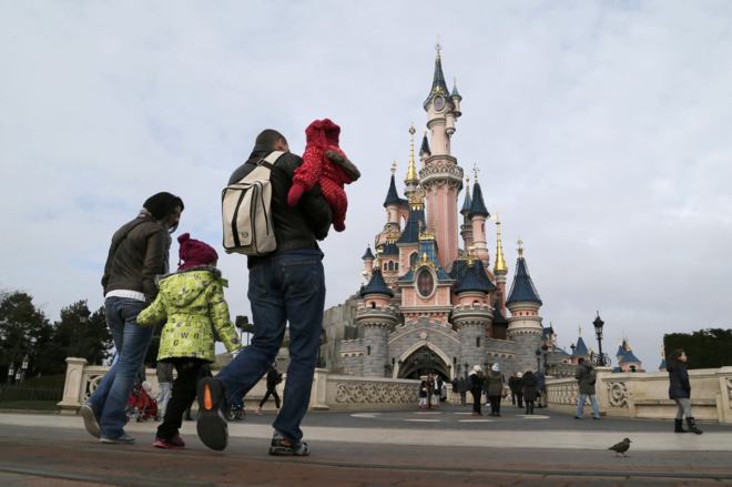 La policía detiene a un hombre con dos pistolas en Disneyland Paris