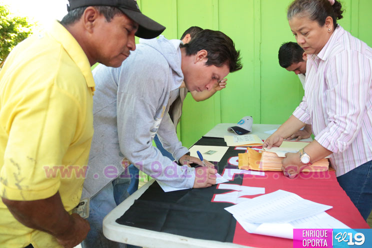 Entrega de bono productivo alimentario a familias de Mateare