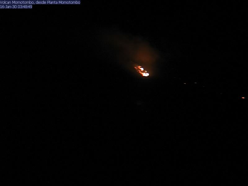 Volcán Momotombo expulsa material incandescente