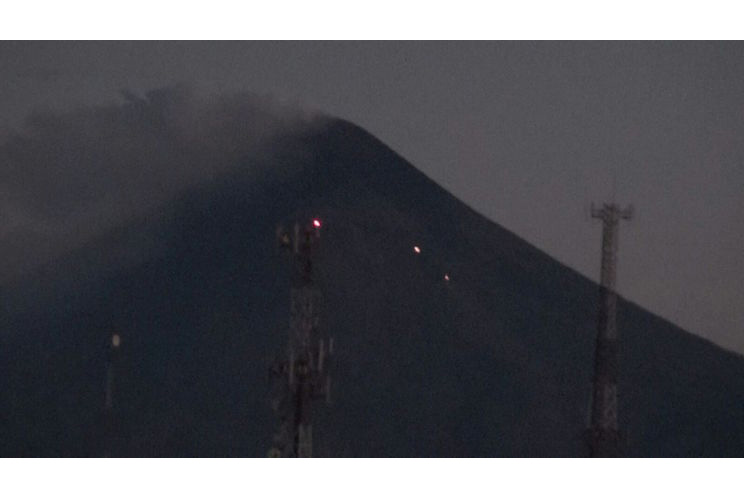 Volcán Momotombo expulsa material incandescente