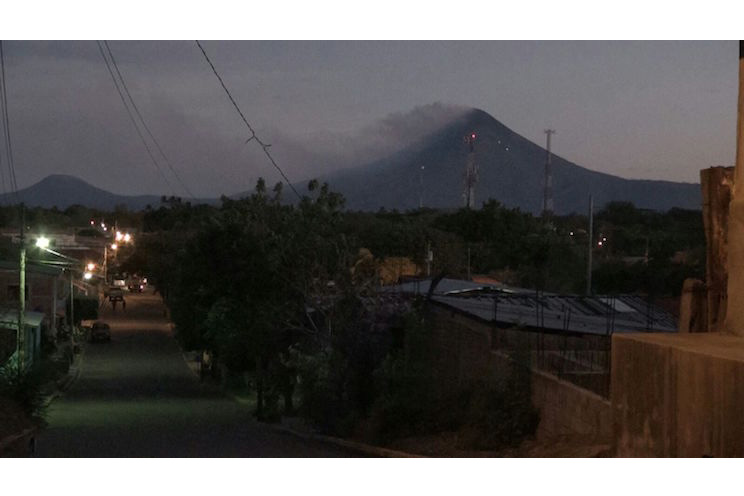 Volcán Momotombo expulsa material incandescente