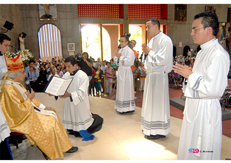Tres jóvenes reciben la orden diaconal en la Catedral de Managua