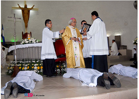 Tres jóvenes reciben la orden diaconal en la Catedral de Managua