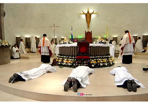 Tres jóvenes reciben la orden diaconal en la Catedral de Managua