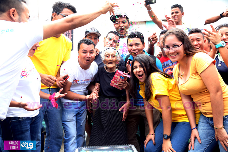 Juventud celebra 110 años de vida a anciana del barrio María Auxiliadora