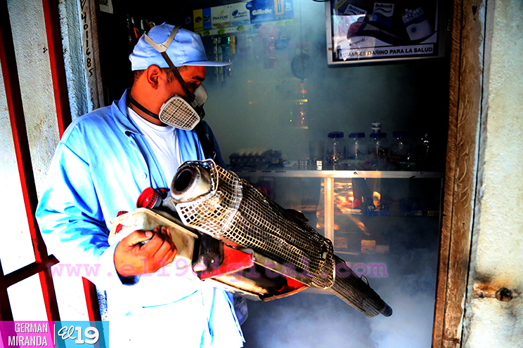 Fumigan barrios del Distrito I de Managua
