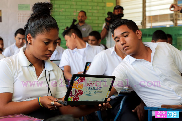 Inauguran aulas móviles digitales en el colegio Benjamín Zeledón