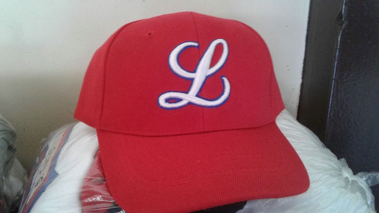 Entregan uniformes al equipo de béisbol de León