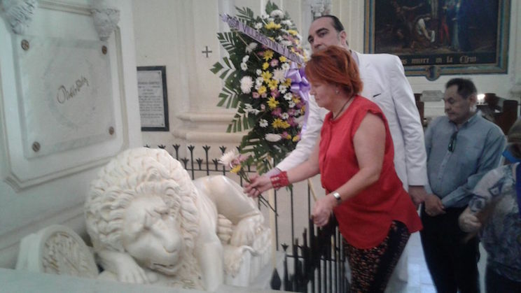 Escritores de "La Princesa Paca" visitan tumba de Rubén Darío en León