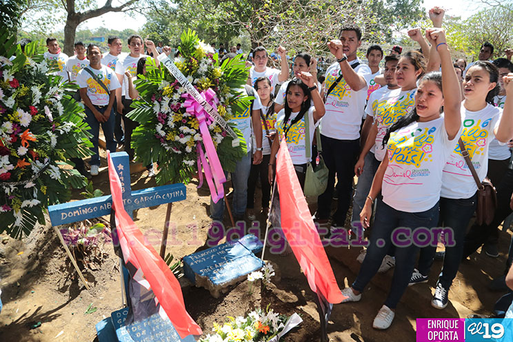 Juventud Sandinista deposita ofrenda florales en tumbas de los héroes de la Insurrección de Monimbó