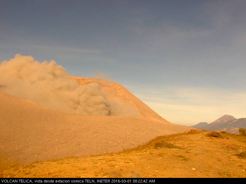 Volcán Telica arroja gases y cenizas