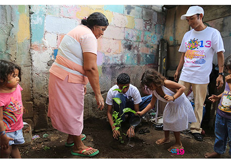 Gobierno sandinista entrega 200 bonos de patio saludable en distritos 1 y 2 de Managua