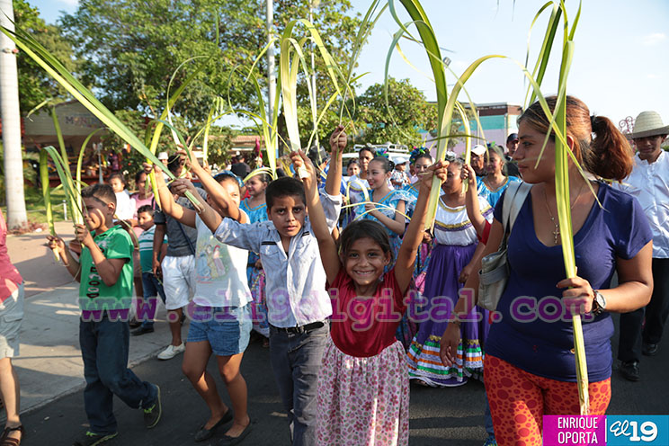 MEFCCA lleva tradiciones religiosas a familias que visitan Avenida de Bolívar a Chávez