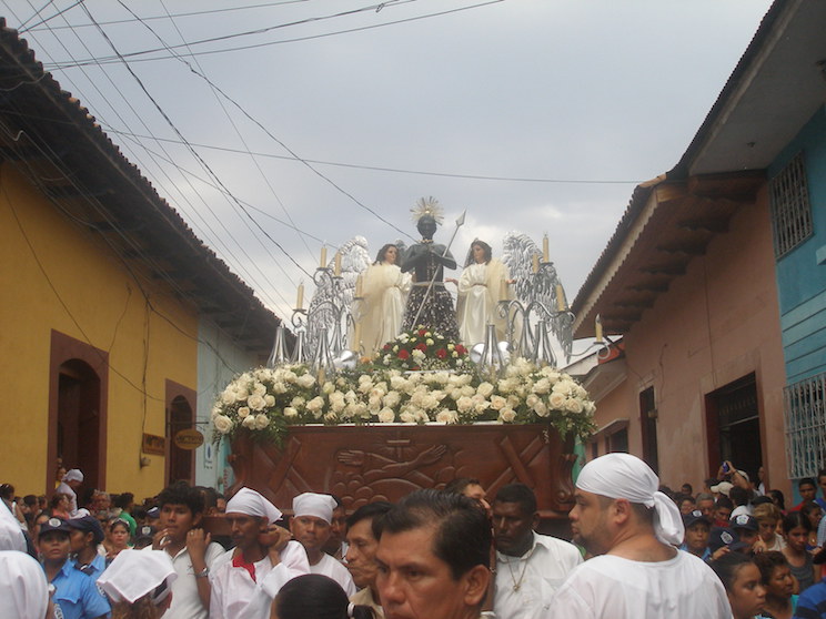 León se desborda con solemne procesión de San Benito de Palermo