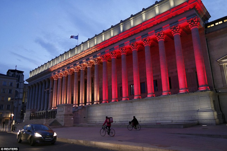 Monumentos europeos se iluminan con los colores belgas