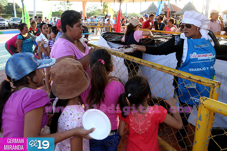 Familias degustan del Almíbar más grande en el Puerto Salvador Allende