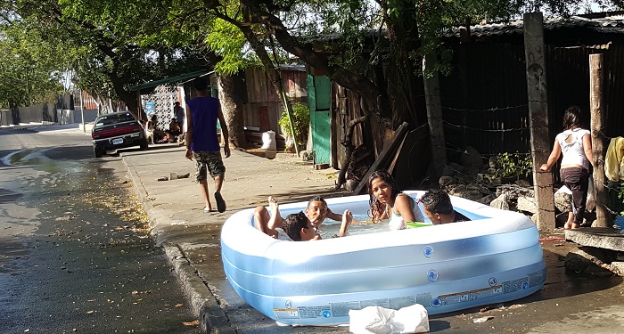 Familias disfrutan el verano en las tradicionales piscinas inflables