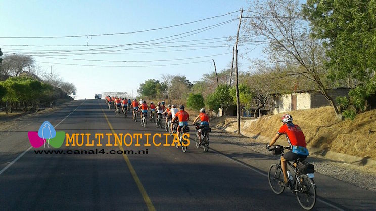 Ciclistas franceses salen de Somotillo rumbo a León 