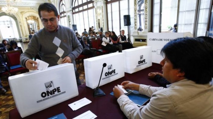 Peruanos votan hoy con más interrogantes que certezas