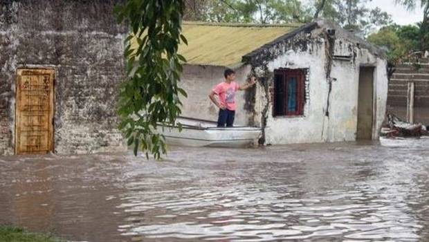 Más de 16 mil damnificados por graves inundaciones en Argentina