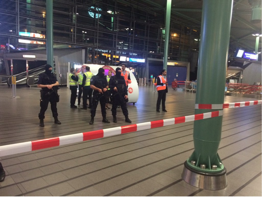 Evacúan aeropuerto de Amsterdam por motivos de seguridad