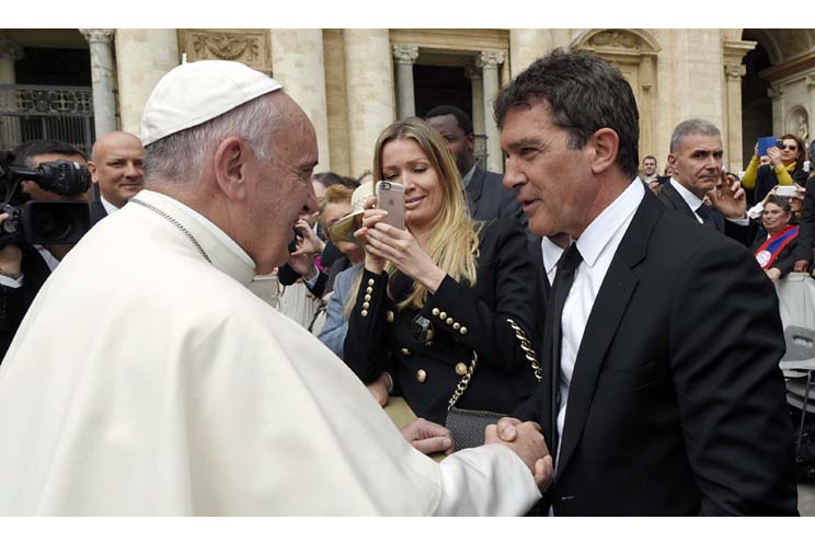 Antonio Banderas y el Papa Francisco se dan un apretón de manos