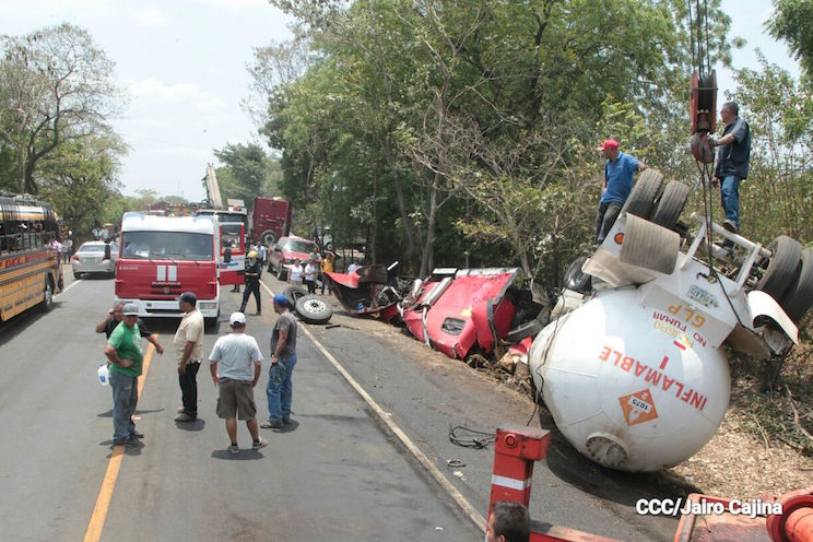 Chocan dos camiones en carretera panamericana León-Chinandega