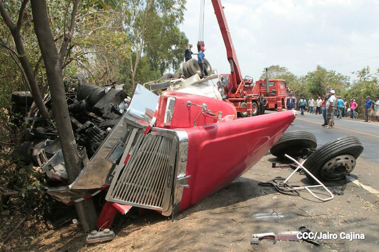 Chocan dos camiones en carretera panamericana León-Chinandega