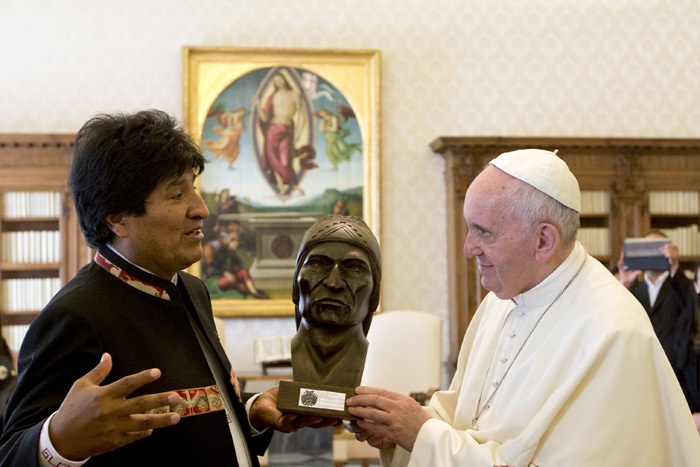 Evo Morales entrega carta de movimientos sociales al Papa