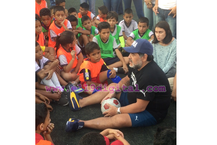 Diego Armando Maradona comparte con niños de las academias de fútbol de Managua