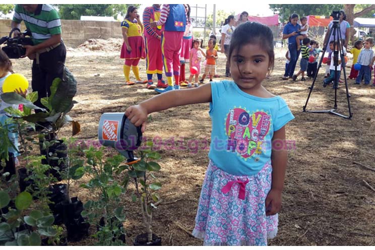 Niñ@s adoptan un árbol en saludo al Día de la Tierra